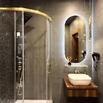 Urban Golden Royal, Jacuzzi By The Window, Chilled Prosecco, Ps5 - Free Garage Apartmán Katovice
