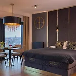Urban Golden Royal, Jacuzzi By The Window, Chilled Prosecco, Ps5 - Free Garage Katovice