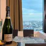 Urban Golden Royal, Jacuzzi By The Window, Chilled Prosecco, Ps5 - Free Garage * Katovice