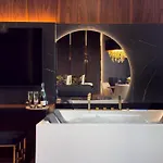 Urban Golden Royal, Jacuzzi By The Window, Chilled Prosecco, Ps5 - Free Garage Apartmán *