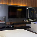 Urban Golden Royal, Jacuzzi By The Window, Chilled Prosecco, Ps5 - Free Garage Apartmán *
