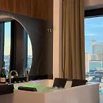 Apartmán Urban Golden Royal, Jacuzzi By The Window, Chilled Prosecco, Ps5 - Free Garage Katovice