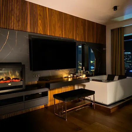 Urban Golden Royal, Jacuzzi By The Window, Chilled Prosecco, Ps5, Free Garage, No Deposit 아파트