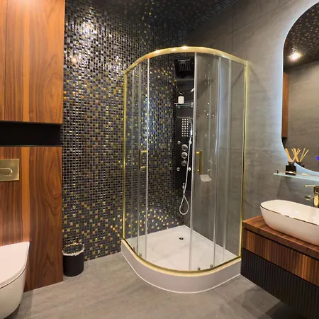 아파트 Urban Golden Royal, Jacuzzi By The Window, Chilled Prosecco, Ps5, Free Garage, No Deposit