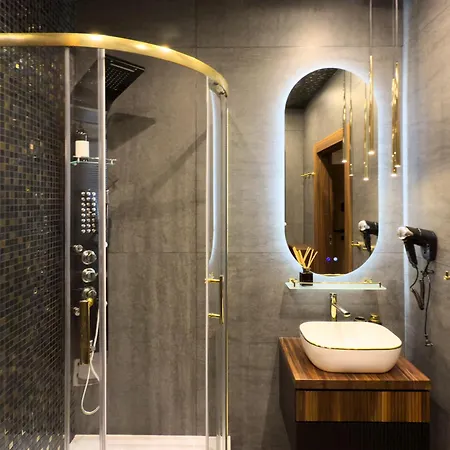 Urban Golden Royal, Jacuzzi By The Window, Chilled Prosecco, Ps5 - Free Garage Apartamento Katowice