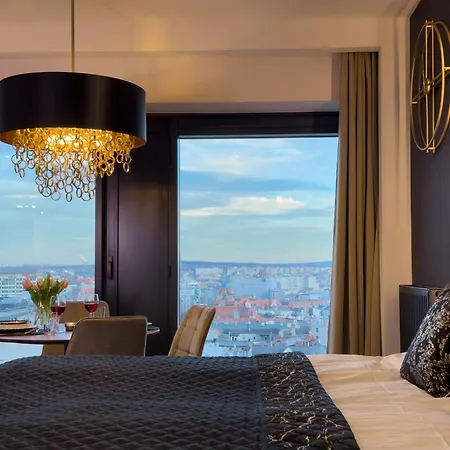 Urban Golden Royal, Jacuzzi By The Window, Chilled Prosecco, Ps5 - Free Garage Apartmán