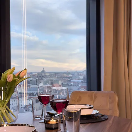 Urban Golden Royal, Jacuzzi By The Window, Chilled Prosecco, Ps5 - Free Garage Apartamento Katowice