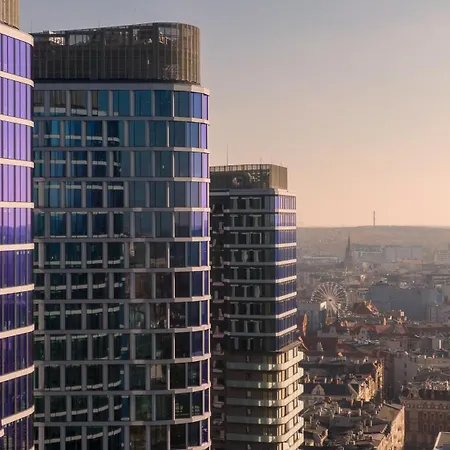 Urban Golden Royal, Jacuzzi By The Window, Chilled Prosecco, Ps5 - Free Garage * Katowice