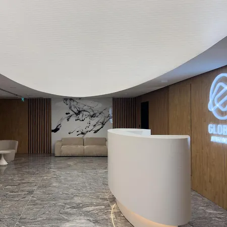 Urban Golden Royal, Jacuzzi By The Window, Chilled Prosecco, Ps5, Free Garage, No Deposit 아파트