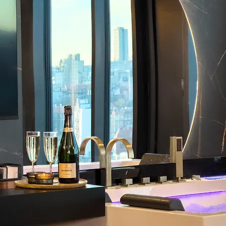 Appartamento Urban Golden Royal, Jacuzzi By The Window, Chilled Prosecco, Ps5, Free Garage, No Deposit