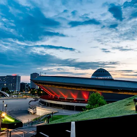 아파트 Urban Golden Royal, Jacuzzi By The Window, Chilled Prosecco, Ps5, Free Garage, No Deposit 카토비체