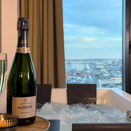 Urban Golden Royal, Jacuzzi By The Window, Chilled Prosecco, Ps5 - Free Garage * Katowice
