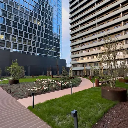 Urban Golden Royal, Jacuzzi By The Window, Chilled Prosecco, Ps5, Free Garage, No Deposit 아파트