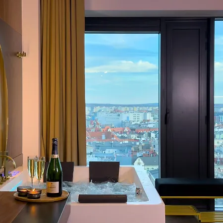 Apartamento Urban Golden Royal, Jacuzzi By The Window, Chilled Prosecco, Ps5 - Free Garage
