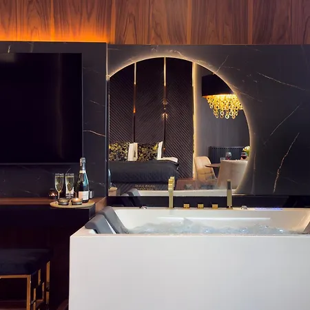 Urban Golden Royal, Jacuzzi By The Window, Chilled Prosecco, Ps5 - Free Garage Apartamento *
