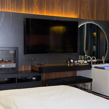 Urban Golden Royal, Jacuzzi By The Window, Chilled Prosecco, Ps5 - Free Garage Appartement *