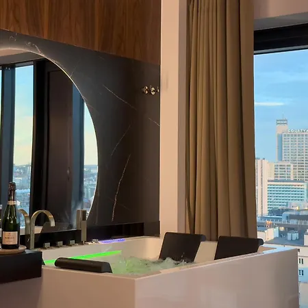 아파트 Urban Golden Royal, Jacuzzi By The Window, Chilled Prosecco, Ps5, Free Garage, No Deposit 카토비체