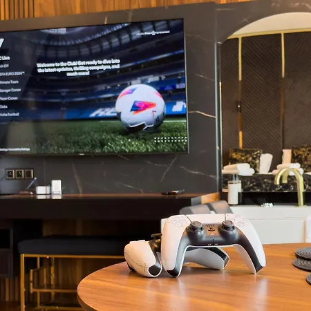 Urban Golden Royal, Jacuzzi By The Window, Chilled Prosecco, Ps5, Free Garage, No Deposit 아파트 카토비체