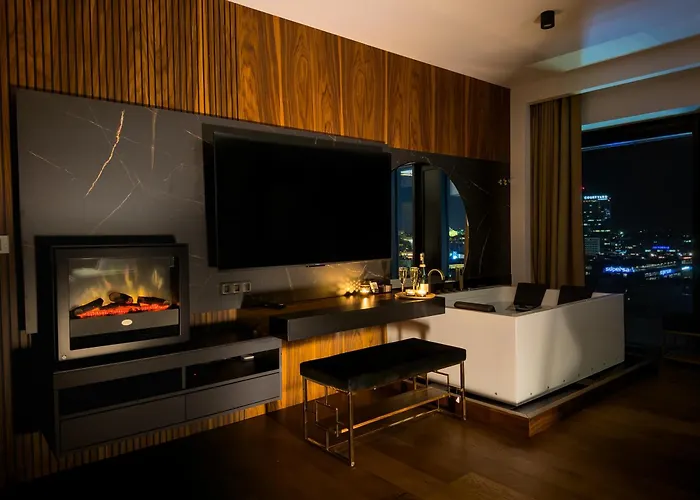 Urban Golden Royal, Jacuzzi By The Window, Chilled Prosecco, Ps5, Free Garage, No Deposit Apartamento