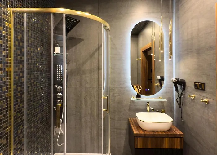 Urban Golden Royal, Jacuzzi By The Window, Chilled Prosecco, Ps5, Free Garage, No Deposit דירה קטוביץ