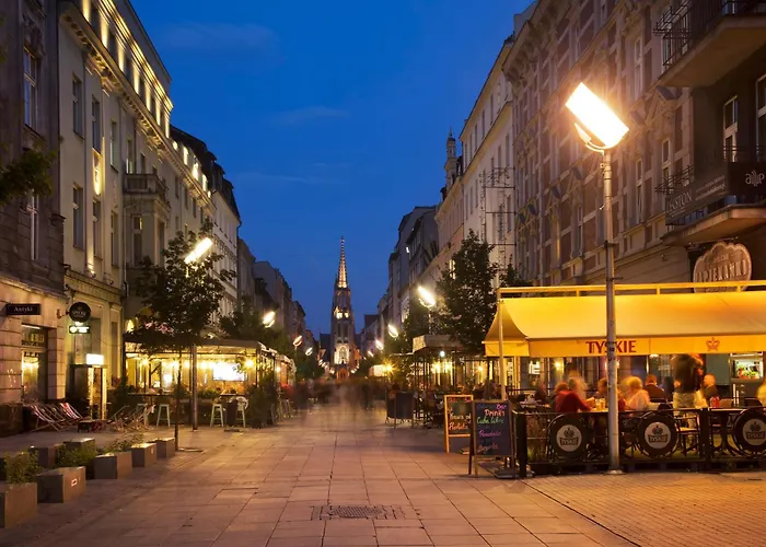 דירה Urban Golden Royal, Jacuzzi By The Window, Chilled Prosecco, Ps5, Free Garage, No Deposit קטוביץ