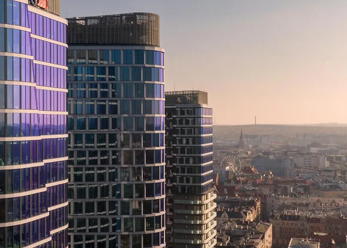 Urban Golden Royal, Jacuzzi By The Window, Chilled Prosecco, Ps5, Free Garage, No Deposit * Katowice