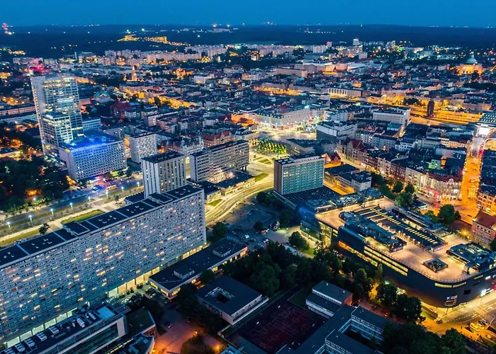 Urban Golden Royal, Jacuzzi By The Window, Chilled Prosecco, Ps5, Free Garage, No Deposit דירה קטוביץ