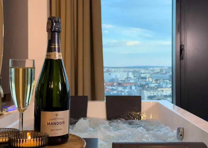 Urban Golden Royal, Jacuzzi By The Window, Chilled Prosecco, Ps5, Free Garage, No Deposit * קטוביץ