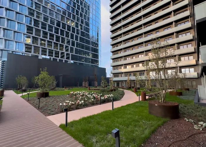 Urban Golden Royal, Jacuzzi By The Window, Chilled Prosecco, Ps5, Free Garage, No Deposit דירה