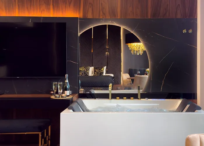 Urban Golden Royal, Jacuzzi By The Window, Chilled Prosecco, Ps5, Free Garage, No Deposit דירה *