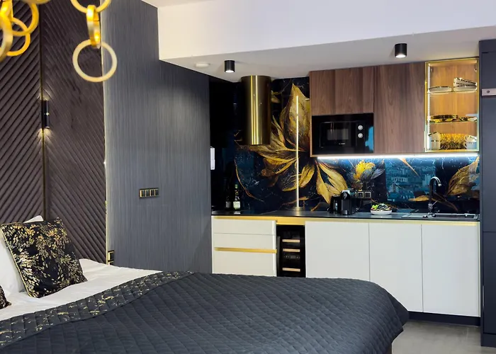 Urban Golden Royal, Jacuzzi By The Window, Chilled Prosecco, Ps5, Free Garage, No Deposit דירה