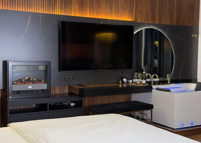 Urban Golden Royal, Jacuzzi By The Window, Chilled Prosecco, Ps5, Free Garage, No Deposit Apartamento *