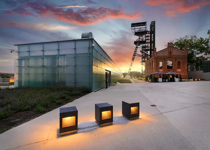 Urban Golden Royal, Jacuzzi By The Window, Chilled Prosecco, Ps5, Free Garage, No Deposit דירה קטוביץ